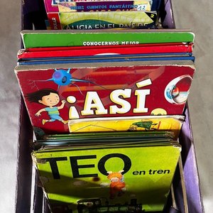 Lote siguiente: Cajón con Libros Infantiles Varios