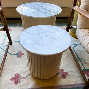 Sofá Beige, Sillón de Madera y Mesas Auxiliares de Mármol - imagen 3