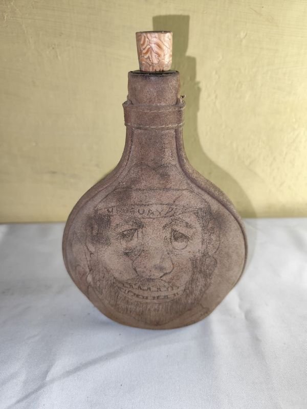 Antigua botella forrada en cuero con dibujo y firma - imagen 3