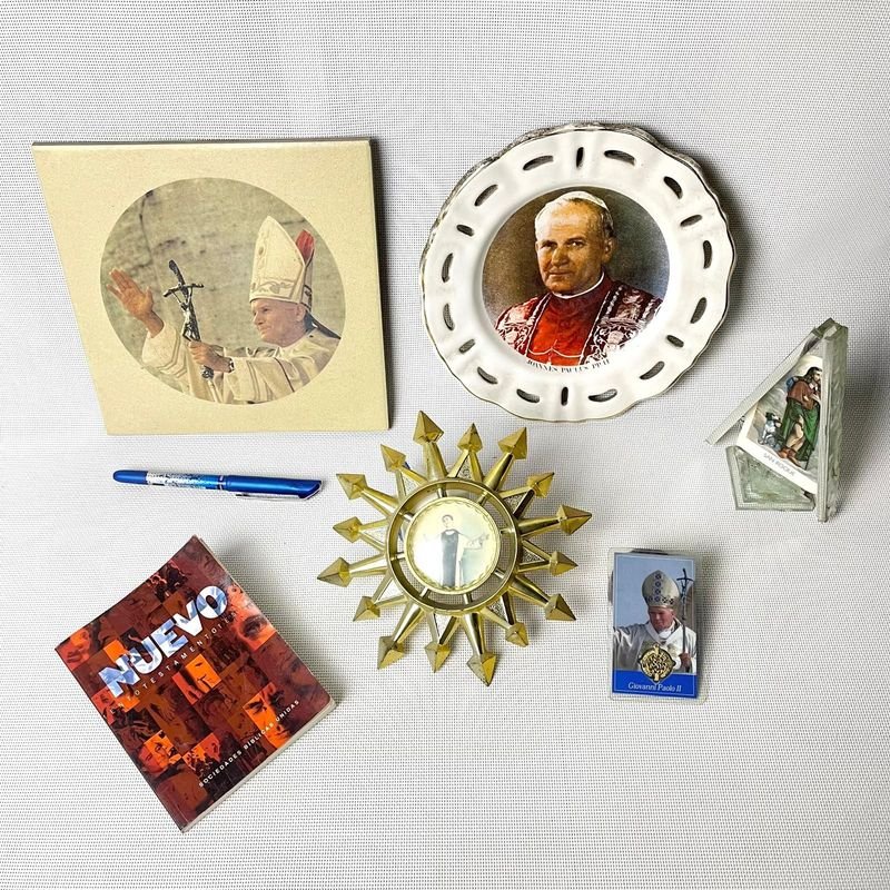 Lote siguiente: Lote religioso de nueve piezas - Colección de artículos religiosos