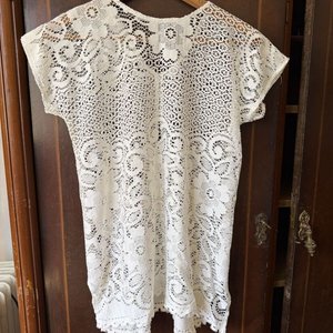 Lote de 3 Prendas: Camisón Estampado, Camisón Satinado Crudo y Blusa de Encaje Blanca - imagen 7