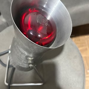 Lote siguiente: Lámpara Infrarroja Metálica con Bombilla Roja