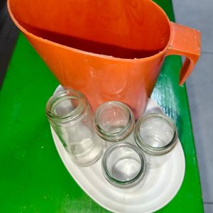 Lote Variado: Jarra Naranja, Vasos de Vidrio, Gafas de Sol y Más - imagen 1