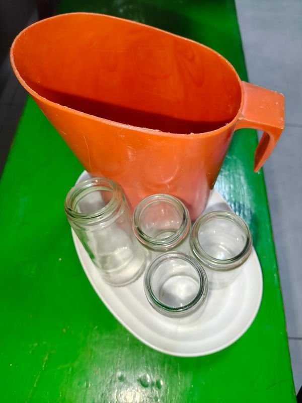 Lote Variado: Jarra Naranja, Vasos de Vidrio, Gafas de Sol y Más