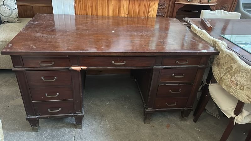 Lote anterior: Escritorio grande de cedro con herraje bronce