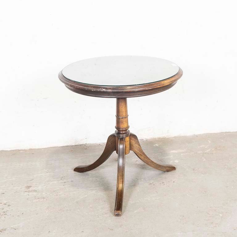 Lote siguiente: Mesa de sala circular con pie trípode y tapa de vidrio