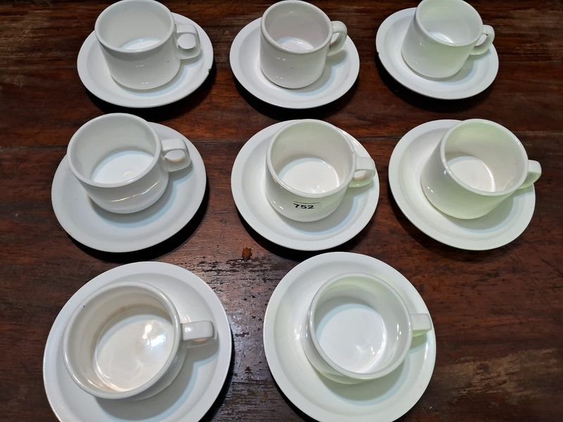 Lote siguiente: Juego de tazas y platos de cerámica blanco