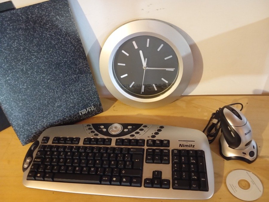 Teclado y reloj de pared con biblioratos para archivo - imagen 3