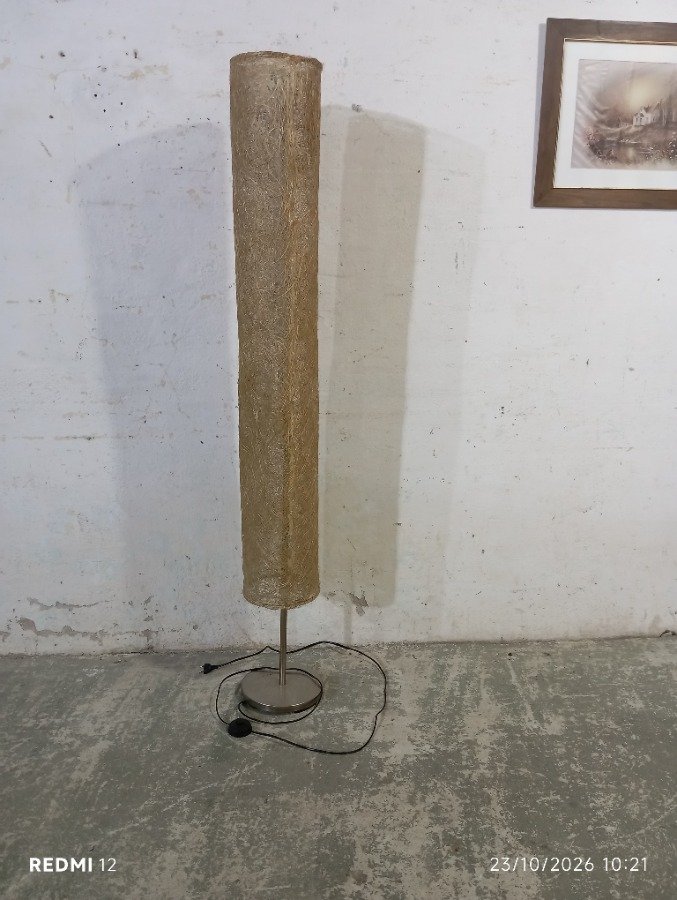 Lámpara de Pie Cilíndrica Beige con Base Metálica