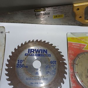 Lote de Herramientas: Sierras, Cizallas, Llave Cruz y Discos de Corte - imagen 8