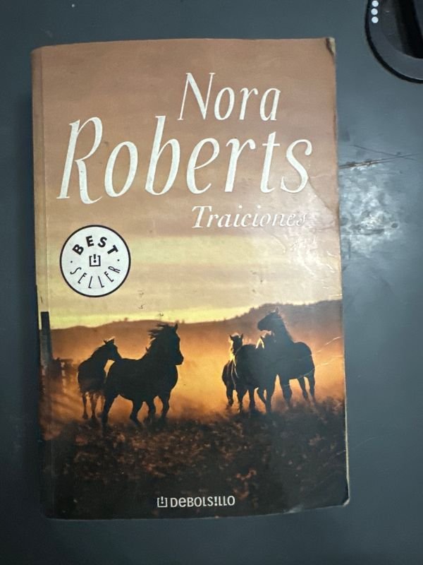 Libro "Traiciones" de Nora Roberts