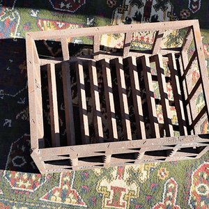 Antiguo Leñero de Hierro Forjado Rectangular con Barrotes Torneados - imagen 5