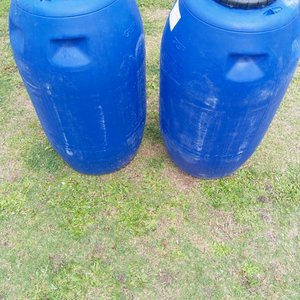 Dos Tanques Plásticos Azules de 200 Litros con Tapa Rosca - imagen 3