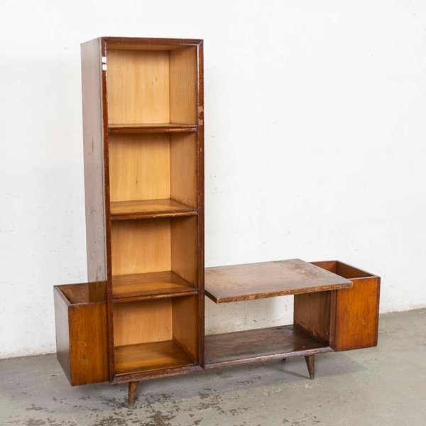 Estante Estilo Americano de Madera con Detalles de Uso