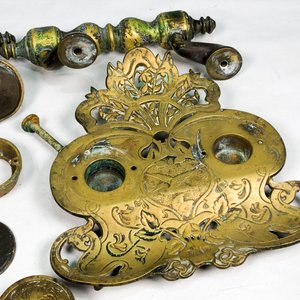 Lote de 4 Piezas Antiguas: Pestillos de Bronce, Porta Cartas y Tintero Decorado - imagen 4