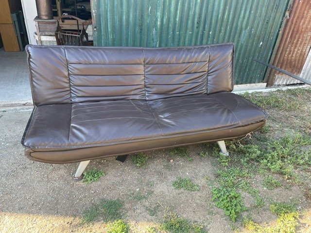 Sillon cama de cuero en buen estado - imagen 2