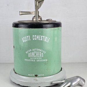 Lote siguiente: Sifón Automático Banchero Aceite Comestible Esmaltado Metaloza Industria Uruguaya