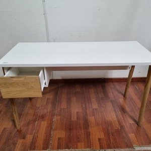 Escritorio Moderno Blanco con Cajón Madera Clara y Patas Torneadas - imagen 2