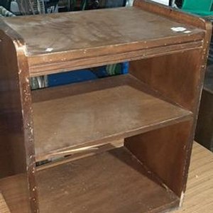 Mesa Auxiliar de Madera con Dos Estantes - imagen 2