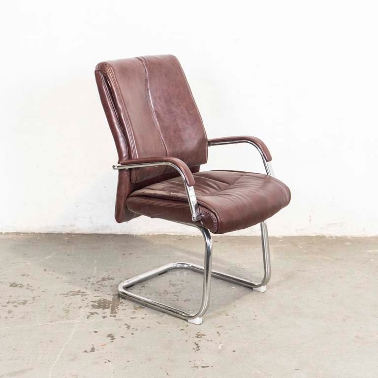 Lote siguiente: Sillón de oficina en metal cromado con tapizado en cuerina