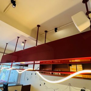 Estante Aéreo Metálico Rojo con Iluminación LED Cálida - imagen 4