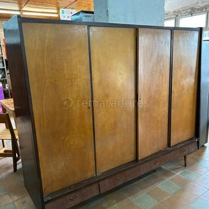 Lote siguiente: Mueble de madera con puertas corredizas y cajones