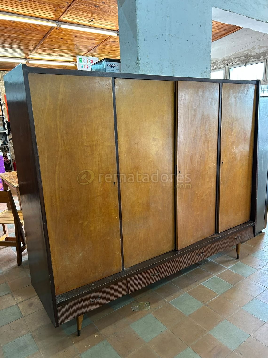 Mueble de madera con puertas corredizas y cajones