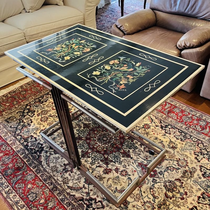 Mesa rodante de metal con tapa de madera pintada a mano - imagen 4