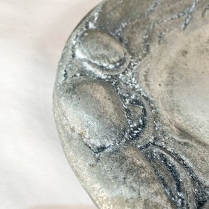 Plato Decorativo Ovalado con Relieve Metálico - imagen 2