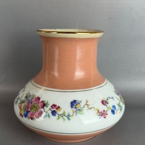 Lote siguiente: Florero de Porcelana Pintado a Mano con Flores y Borde Dorado