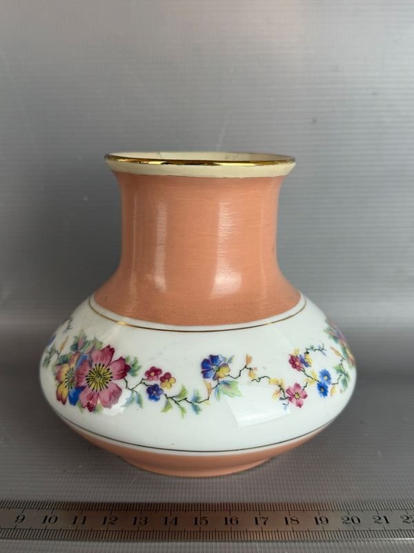 Florero de Porcelana Pintado a Mano con Flores y Borde Dorado
