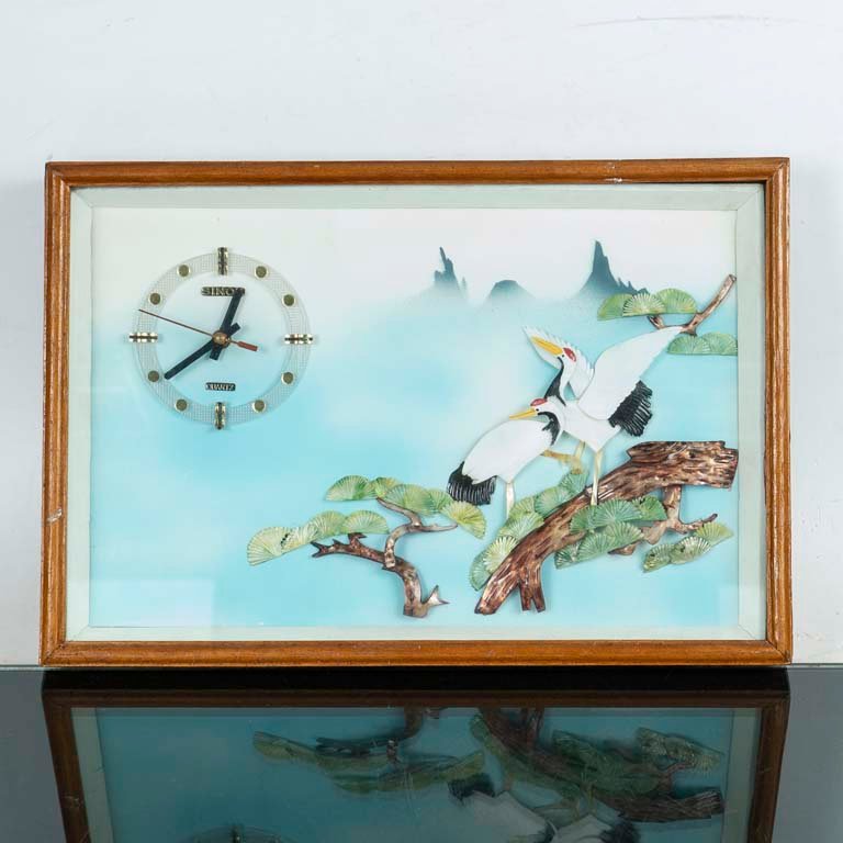 Lote siguiente: Reloj oriental de madera con diseño exótico