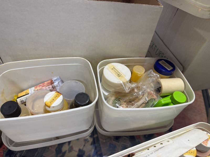 Cajas con pinturas y accesorios para manualidades - imagen 5