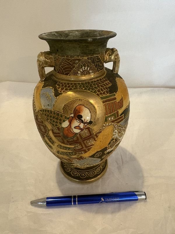 Lote anterior: Vaso con imagen de hombre y detalles en oro