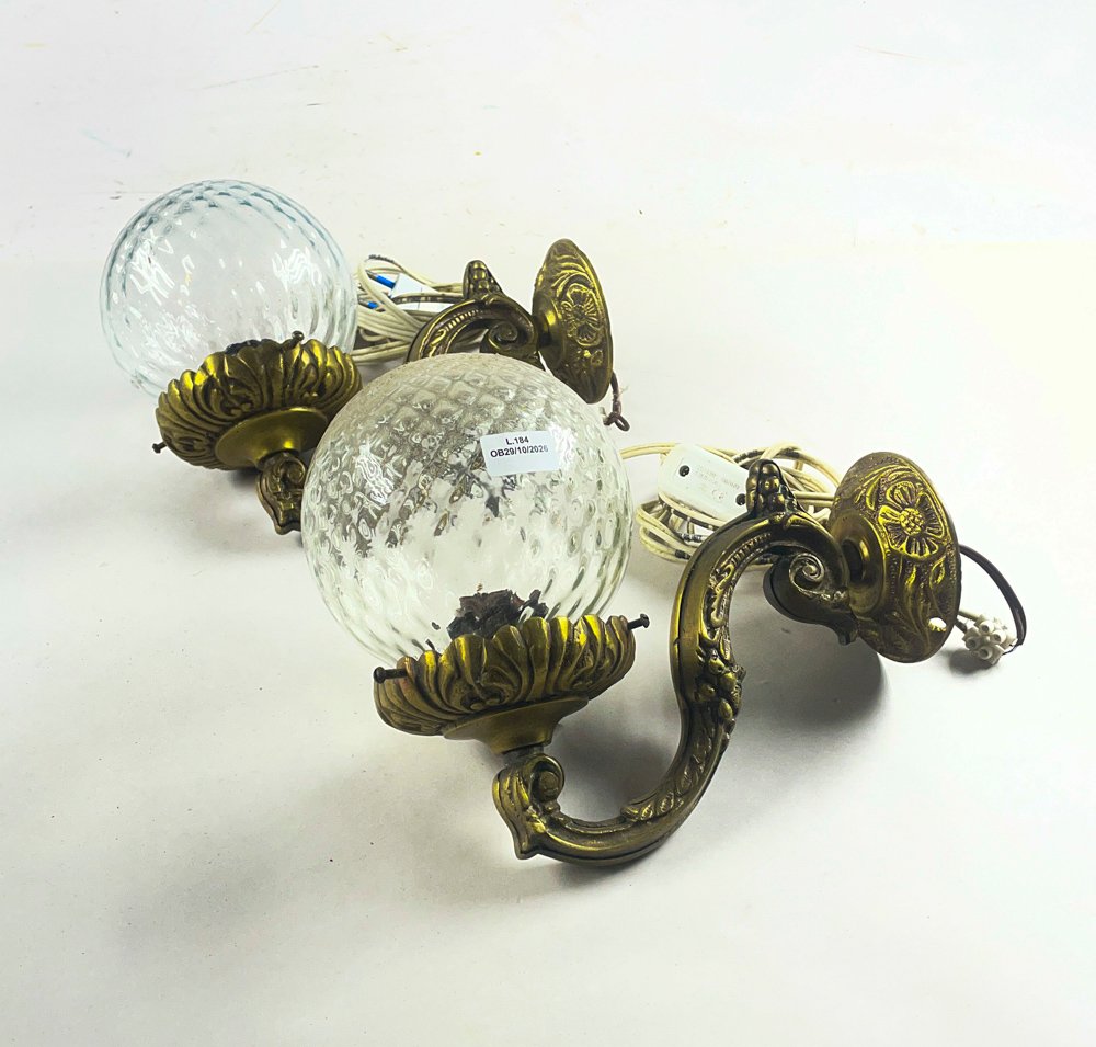 Par de Apliques de Bronce con Globos de Vidrio Hialino