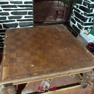 Mesa Ratona Antigua de Madera con Talla Decorativa - imagen 4