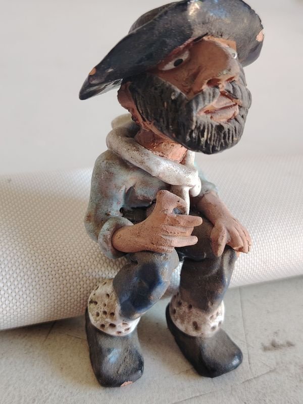 Gaucho sentado decorativo de cerámica pintada a mano - imagen 4