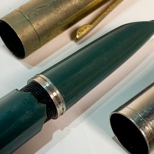 Tres Plumas Parker: Dos Negras y Una Verde con Detalles - imagen 3