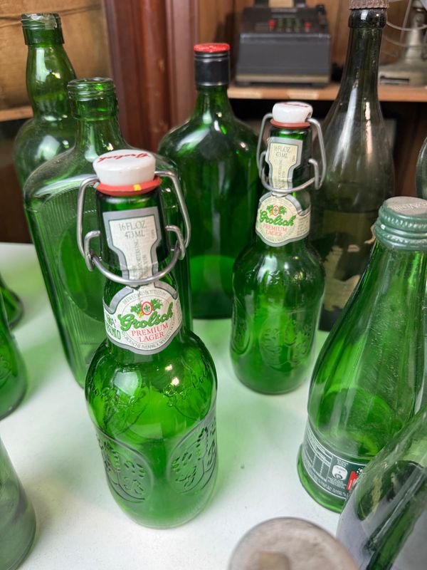Colección de botellas y vasos de vidrio verde - imagen 5