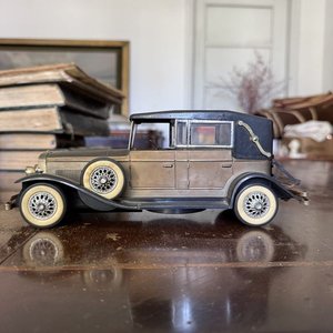 Réplica Auto Clásico a Pila Años 20-30 Metal Negro y Crema - imagen 2