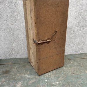 Lote siguiente: Cajón de Madera con Cerradura Metálica