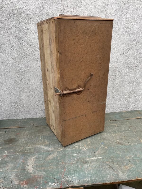 Cajón de Madera con Cerradura Metálica