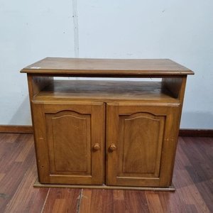 Lote siguiente: Mueble Bajo de Madera con Estante y Puertas