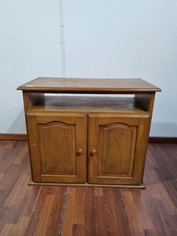 Mueble Bajo de Madera con Estante y Puertas