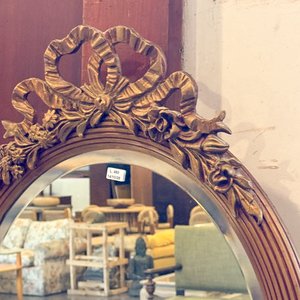 Cómoda de madera con espejo ovalado y detalles dorados - imagen 3
