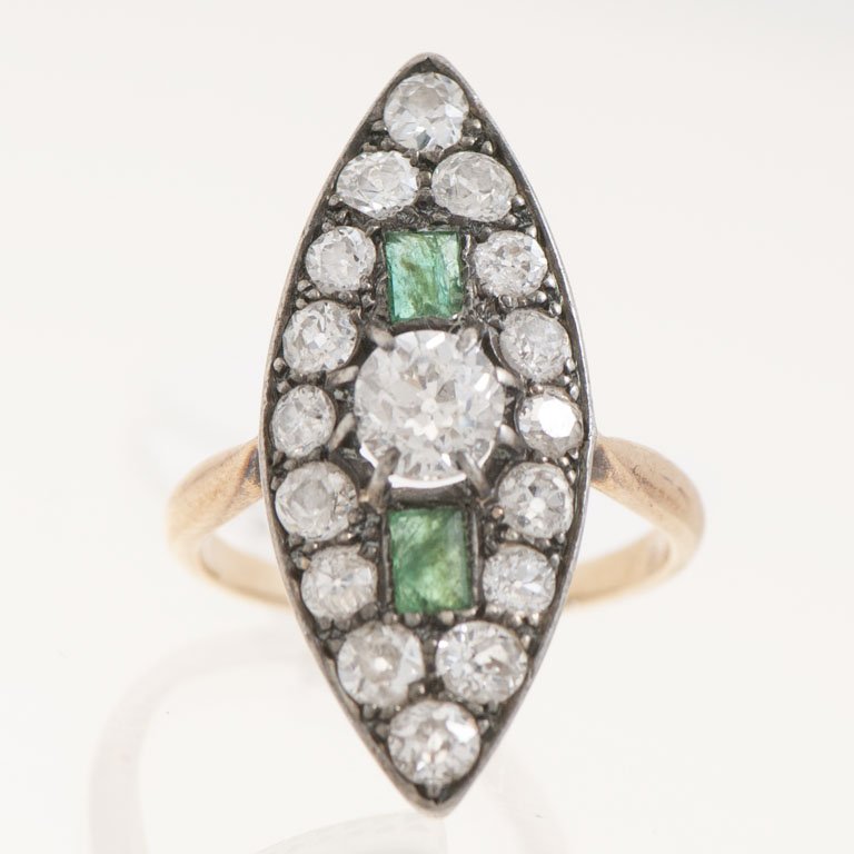 Lote siguiente: Anillo de Oro con Brillantes y Esmeraldas