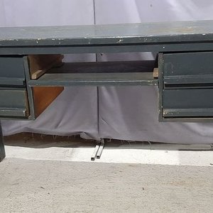 Lote siguiente: Escritorio de Madera con 4 Cajones