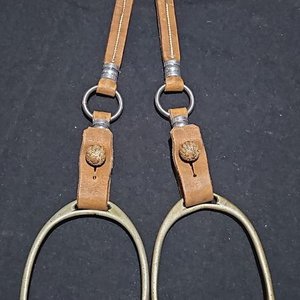 Estribos Sol de Metal Blanco con Tiras de Cuero y Detalles Trenzados - imagen 1