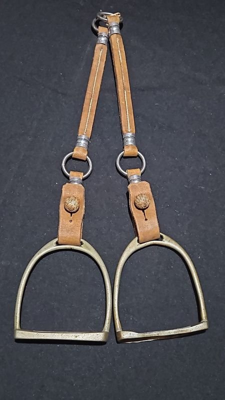 Estribos Sol de Metal Blanco con Tiras de Cuero y Detalles Trenzados