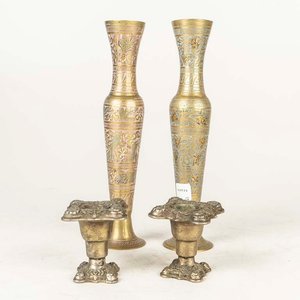 Lote anterior: Par de Floreros de Bronce Cincelado y Portavelas Metálicos